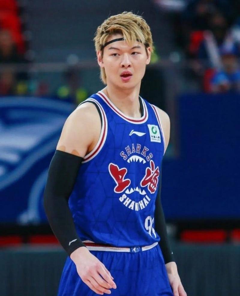 曝王哲林三年顶薪续约上海上赛季场均14.8分8篮板