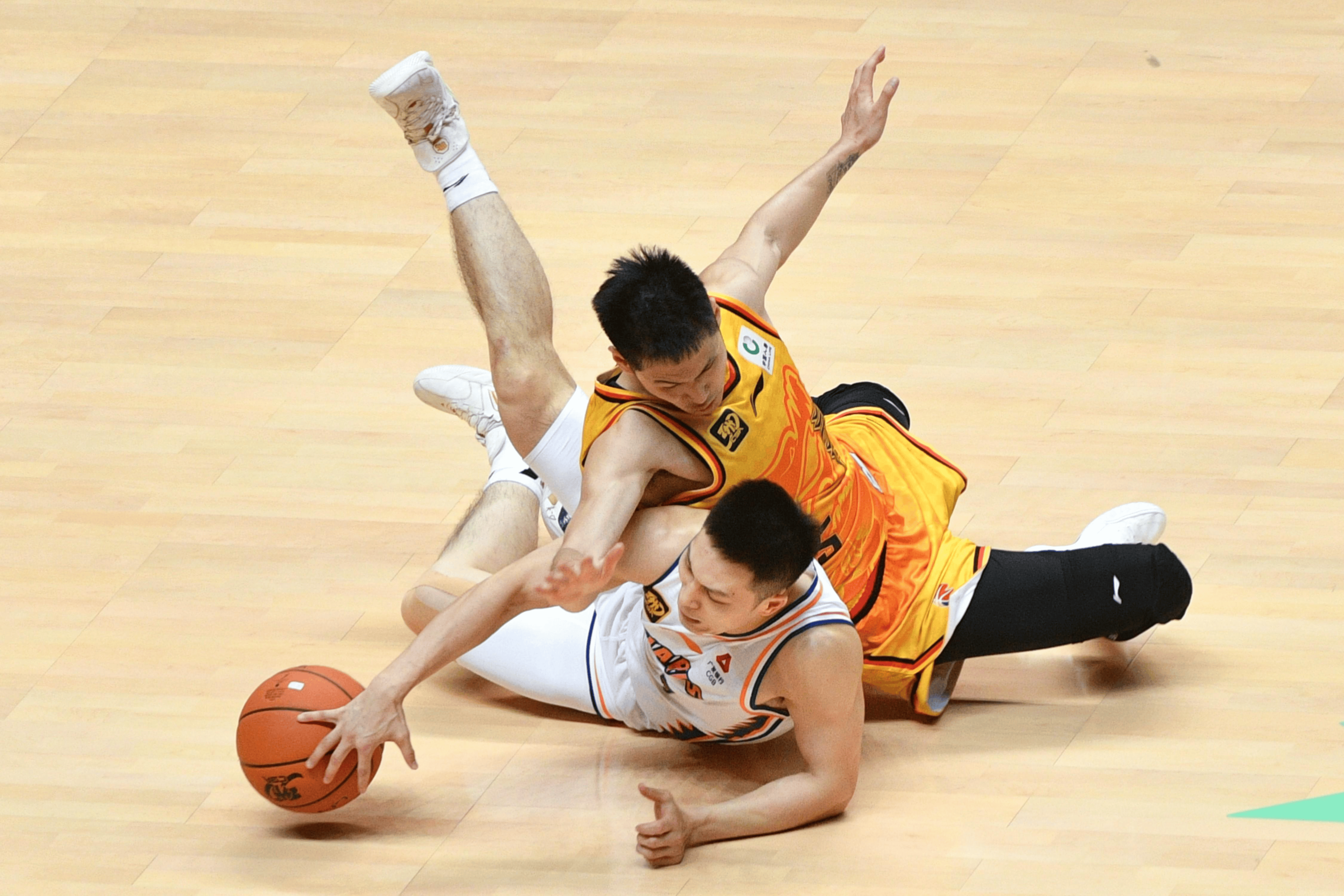 九游体育-关于李弘权21分上海大胜广东张宁21分山西负同曦的信息