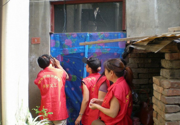 九游体育-英格兰前锋哈里-史密斯进行社区义工为老人提供帮助