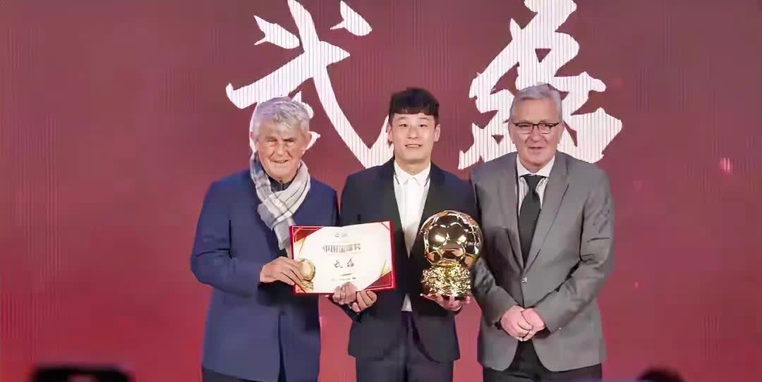 亚眠队紧咬榜首，球迷期待更多胜利