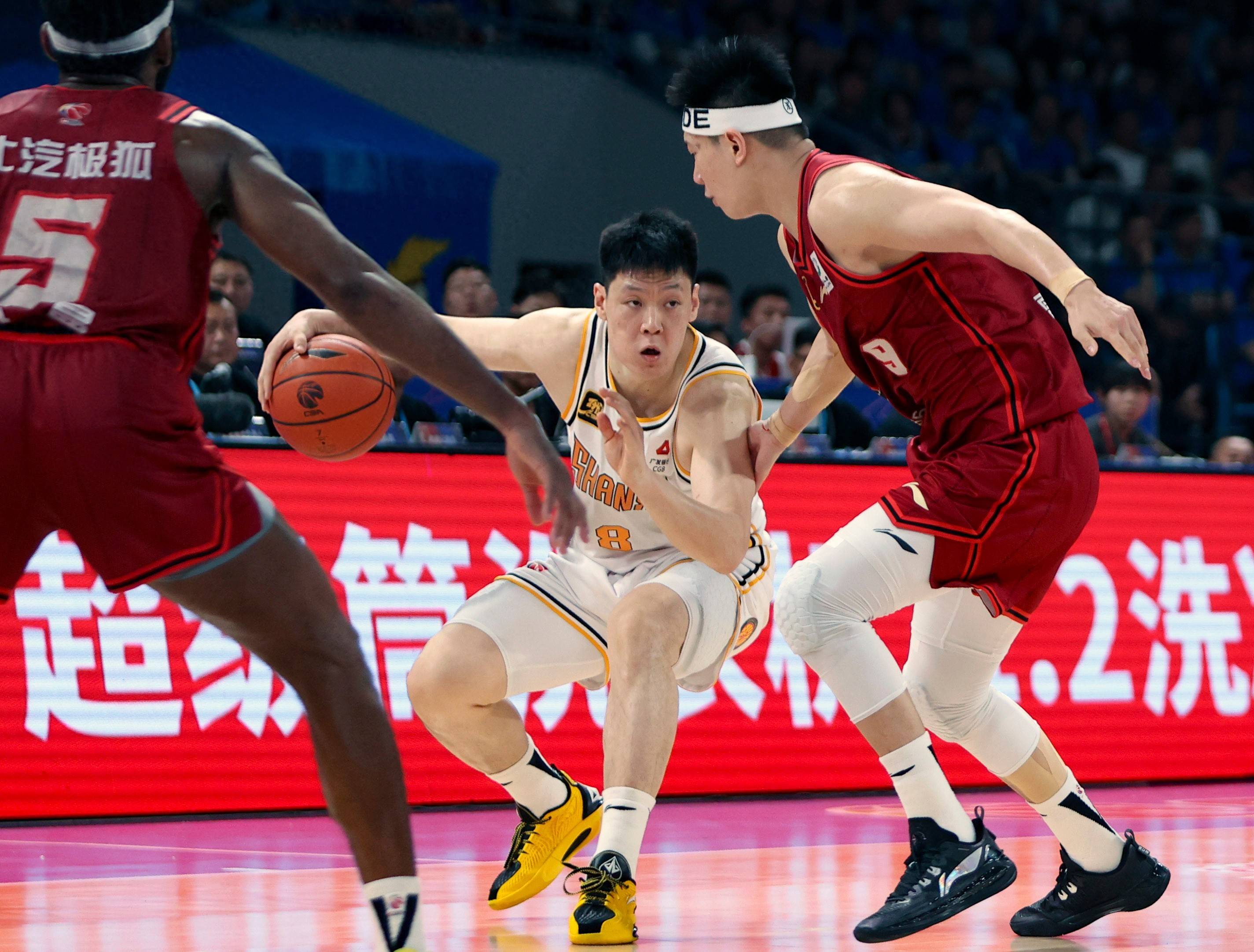 广东男篮不畏强敌，迎战北京首钢